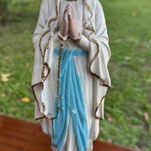 Lote anterior: 1 estatuilla con la imagen de la Virgen de Lourdes firmada por J.Bonaechi