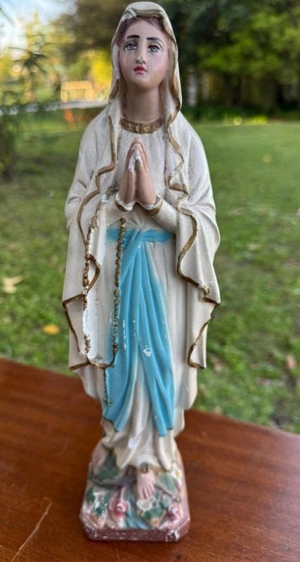 1 estatuilla con la imagen de la Virgen de Lourdes firmada por J.Bonaechi