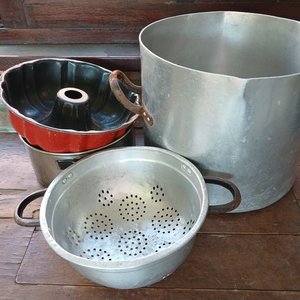 Lote siguiente: Olla Grande de Aluminio con Colador y Molde