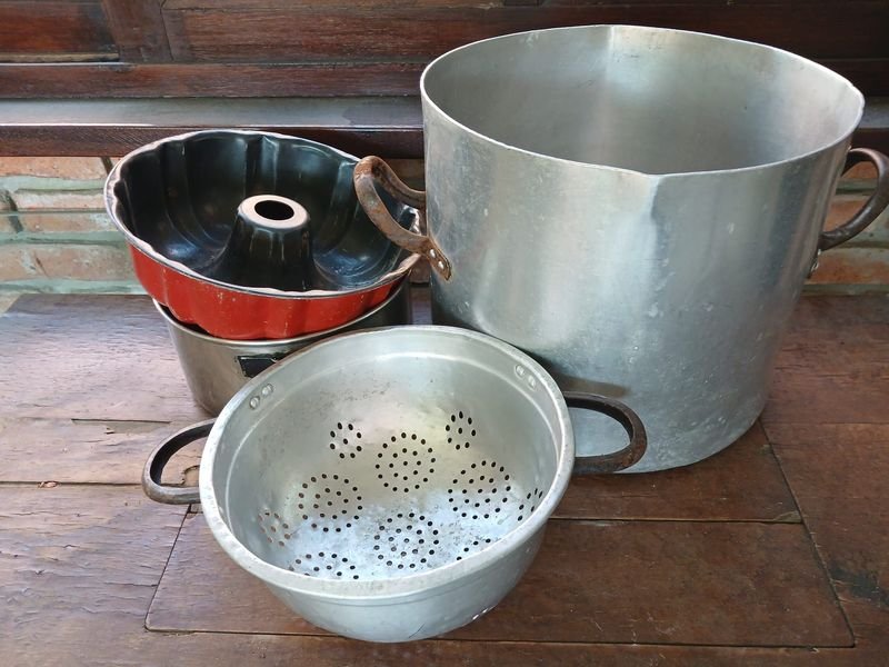 Olla Grande de Aluminio con Colador y Molde