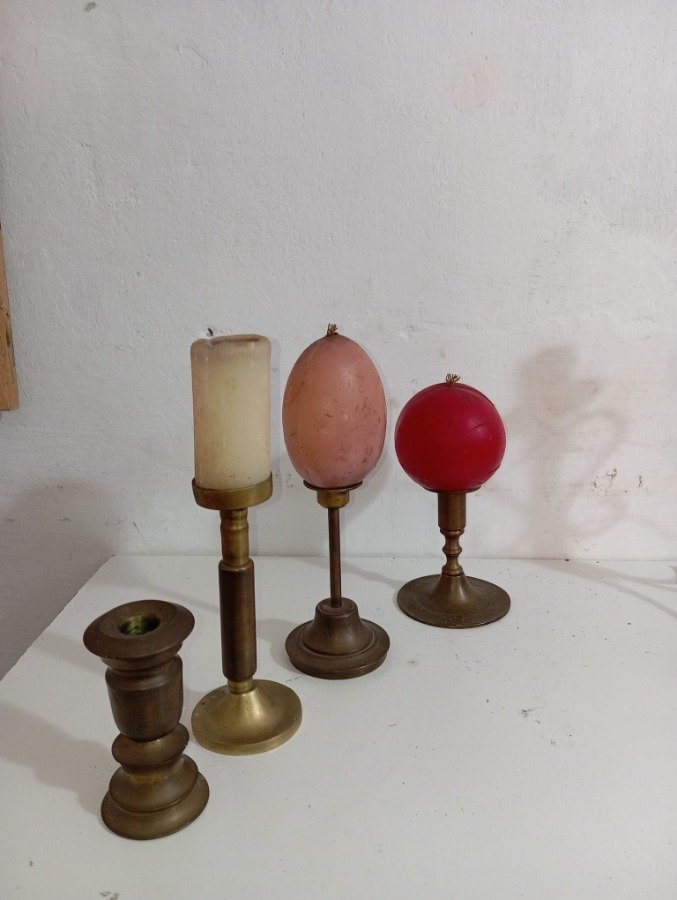 Lámparas portátiles y candelabros de bronce con velas - imagen 6