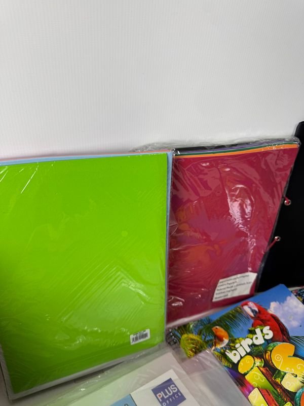 Caja repleta de insumos de papelería nuevos - imagen 4