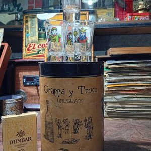 Tarro de Grappa y Truco Dunbar con 4 Copitas de Cartas - imagen 3