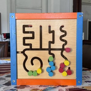 Lote anterior: Cubo Didáctico de Madera con Ábaco, Laberinto y Pizarra