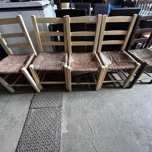 Set de 5 Sillas de Madera y Totora - imagen 1