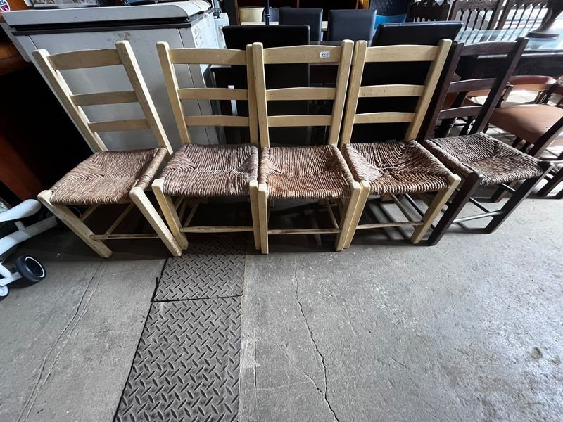 Set de 5 Sillas de Madera y Totora