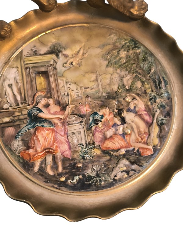 Pieza de Arte en Porcelana con Relieve Mitológico y Figura de León Neoclásico - imagen 7
