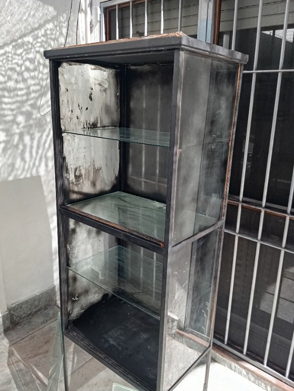 Vitrina para comercio, estructura de hierro y laterales y estantes de vidrio - imagen 6