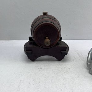 Barril de Madera Tallado con Soporte - imagen 5