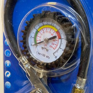 Inflador de Neumáticos con Manómetro, Manguera de Aire y Kit de Acoples - imagen 4