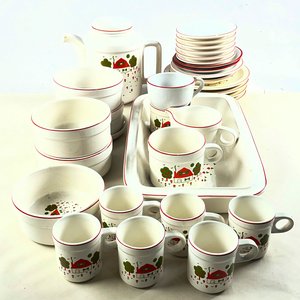 Conjunto de Cerámica Blanca con Guarda Roja: Tetera, Fuentes, Compoteras, Tazas y Pocillos - imagen 1
