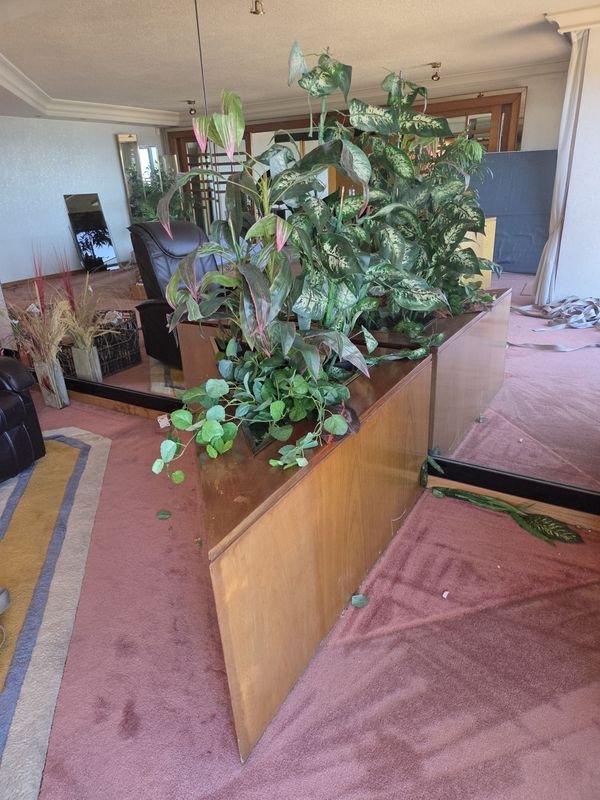 Jardinera esquinera con plantas artificiales y recipientes en hojalata y bronce - imagen 6