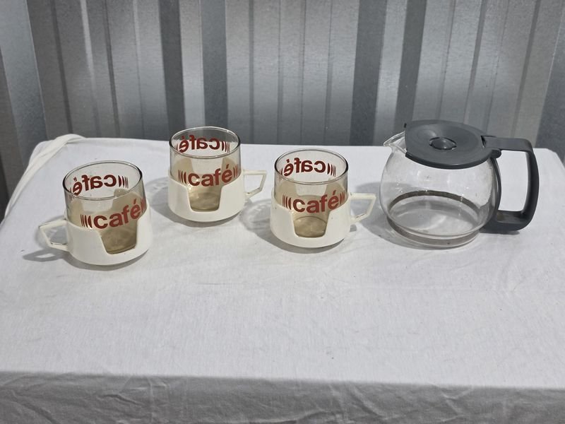 Juego de 3 Tazas de Vidrio con "Café" y Cafetera Transparente