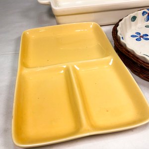 Centro de Porcelana con Canasto de Mimbre y Bandeja Dividida Amarilla - imagen 3