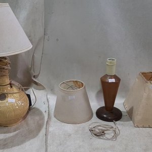 Lote siguiente: Lámparas de Mesa con Base de Loza y Madera