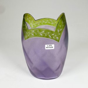 Lote siguiente: Florero de cristal color, borde guarda altura 22 cm