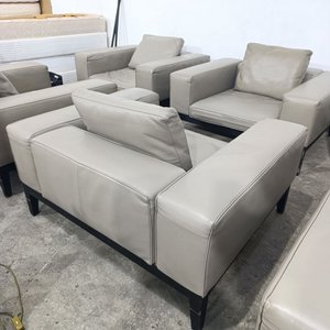 Sillones de Estilo Contemporáneo Camerich USA en Cuero Gris con Base de Madera Maciza - imagen 5