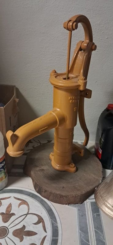 Bomba de Agua Antigua de Hierro Fundido con Base de Madera