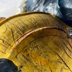 Figura Decorativa de Personajes con Barril Amarillo - imagen 6