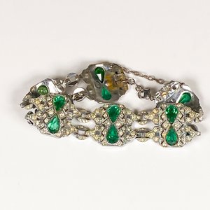 Conjunto Art Decó: Brazalete con Piedras Verdes y Par de Aretes Media Perla - imagen 5