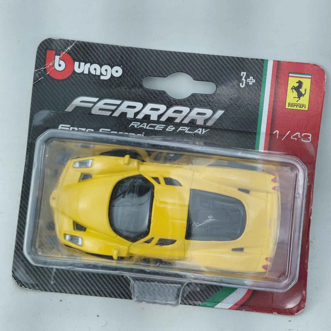 Auto a escala Burago Enzo Ferrari 1:43 amarillo