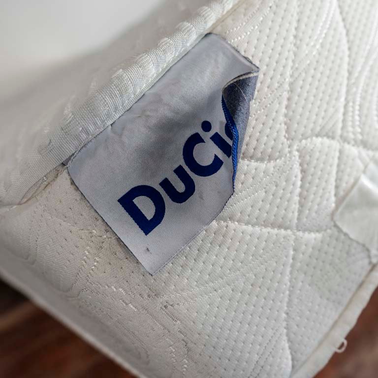 Colchón de 1 plaza Duciel color blanco con manchas - imagen 2