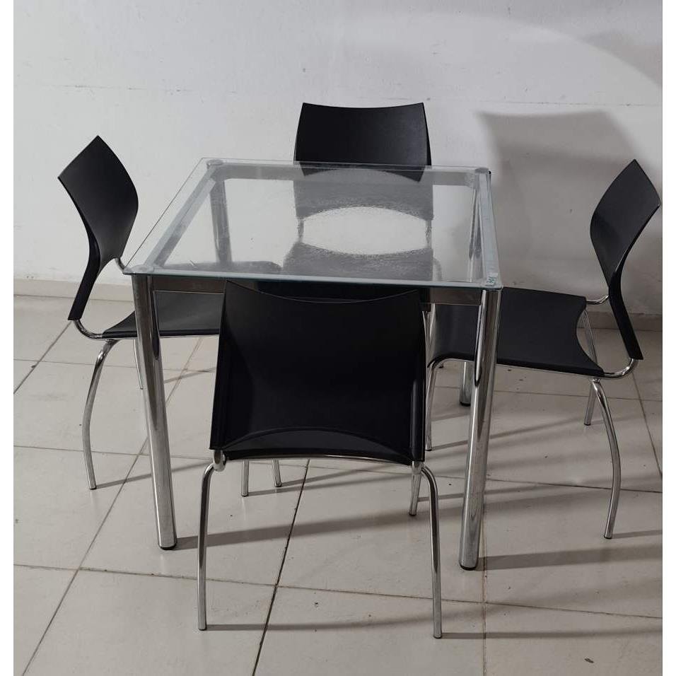 Juego de Comedor: Mesa de Vidrio con Patas Cromadas y 4 Sillas PVC Negras