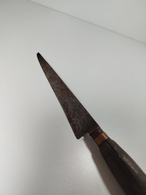 Antiguo cuchillo hoja negra con cabo de madera original - imagen 3