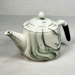 Lote siguiente: Tetera de Porcelana Esmaltada con Detalles Dorados