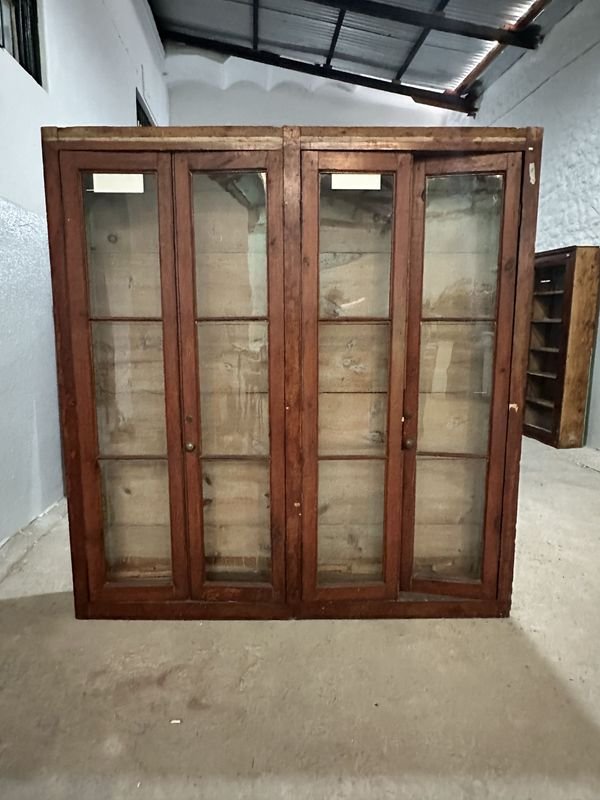 Lote anterior: Librería de madera con puertas y estanterías