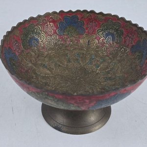 Lote de 6 piezas decorativas: 2 jarrones grandes, 3 floreros grabados y cuenco esmaltado - imagen 6