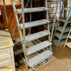 Escalera Metálica Rodante con Seis Escalones y Ruedas - imagen 4