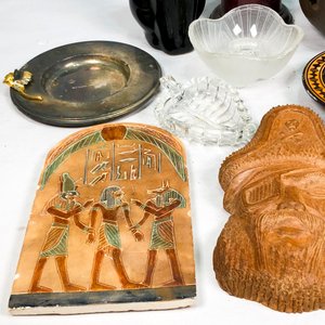 Lote de Adornos Vintage: Gato Negro, Tetera Decorativa, Trofeo y Más - imagen 3