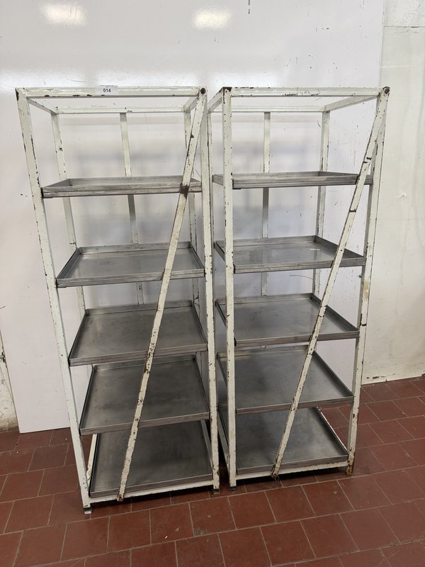 Dos Estanterías Metálicas con Bandejas de Acero Inoxidable