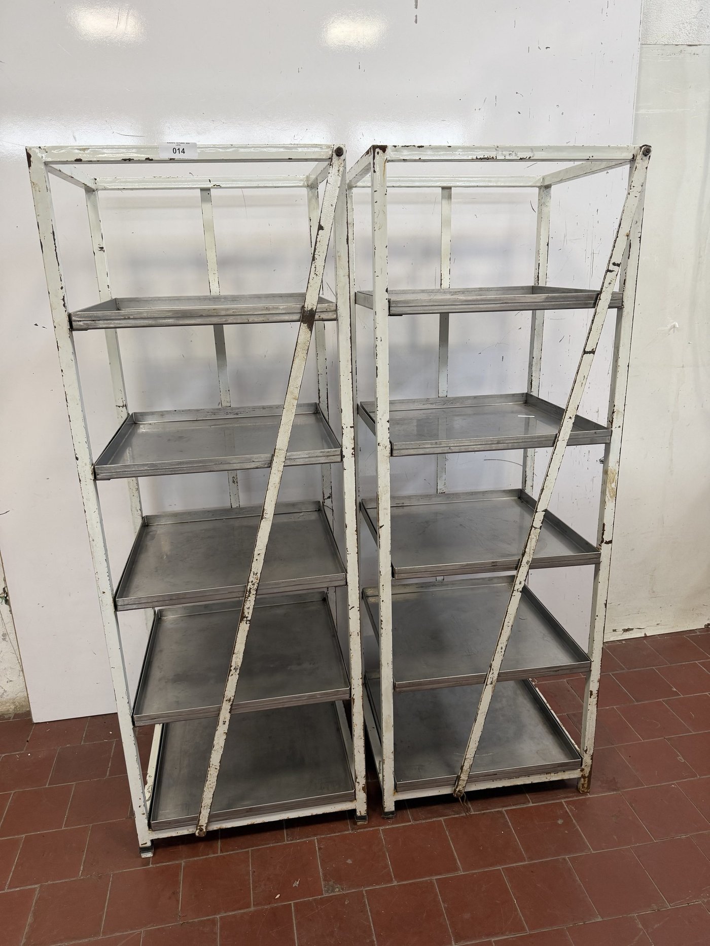 Dos Estanterías Metálicas con Bandejas de Acero Inoxidable