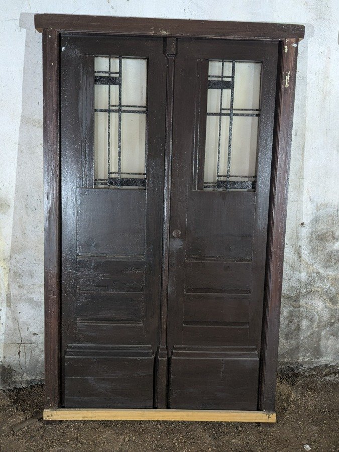 Puerta de frente antigua en cedro con reja y marco de pinotea - imagen 2