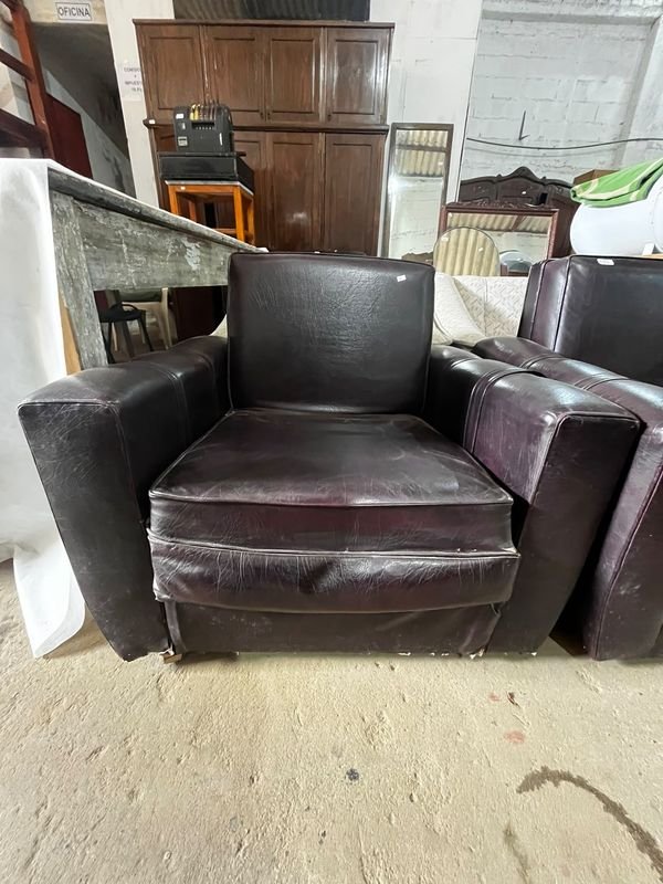 Par de Sillones Individuales Tapizados Marrones con Detalle en Costura