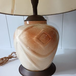 Lámpara Antigua de Mesa con Base de Losa y Pantalla Beige - imagen 3
