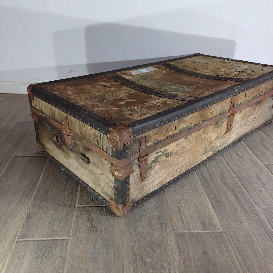 Baúl de madera con herrajes y rastros de polillas - imagen 8