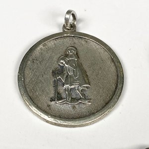Lote de Cuatro Piezas: Par de Aretes, Medalla, Prendedor de Nácar y Cruz - imagen 5