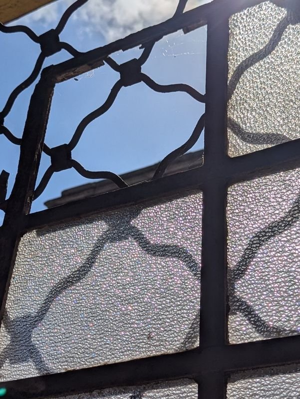 Vitral de vidrio estropeado en marco de hierro - imagen 3