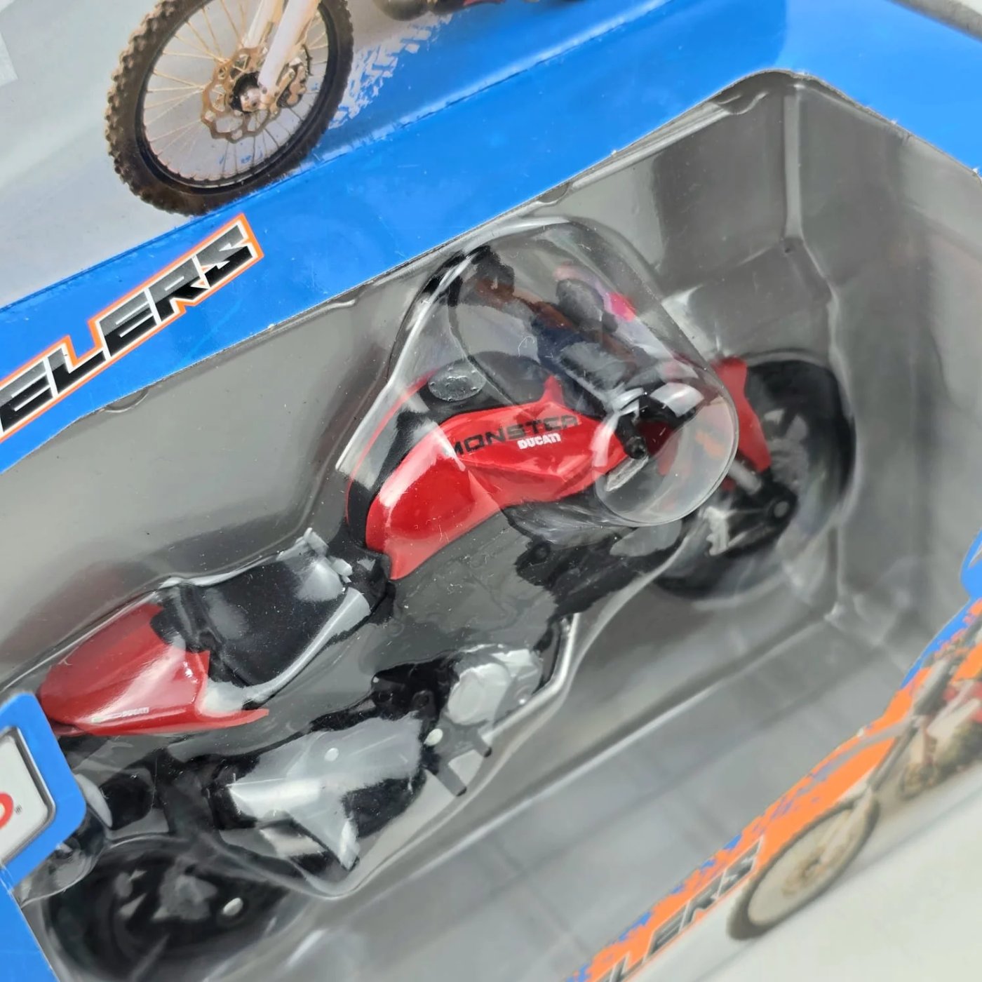 Ducati Monster 1:18 Escala - imagen 6