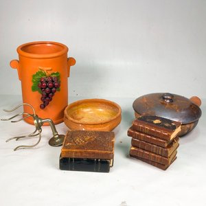 Lote de Cerámica Naranja con Uvas, Compoteras, Libros Antiguos y Olla - imagen 2