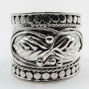 Lote siguiente: Anillo de Plata con Diseño de Hojas y Detalles Calados