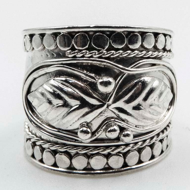 Anillo de Plata con Diseño de Hojas y Detalles Calados