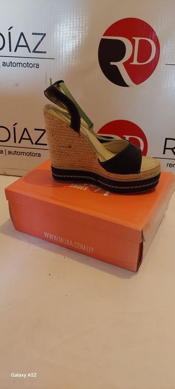 Lote anterior: Zapatos de tacón alto en caja