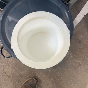Conservadora Térmica Cilíndrica Roja y Blanca de Plástico - imagen 1
