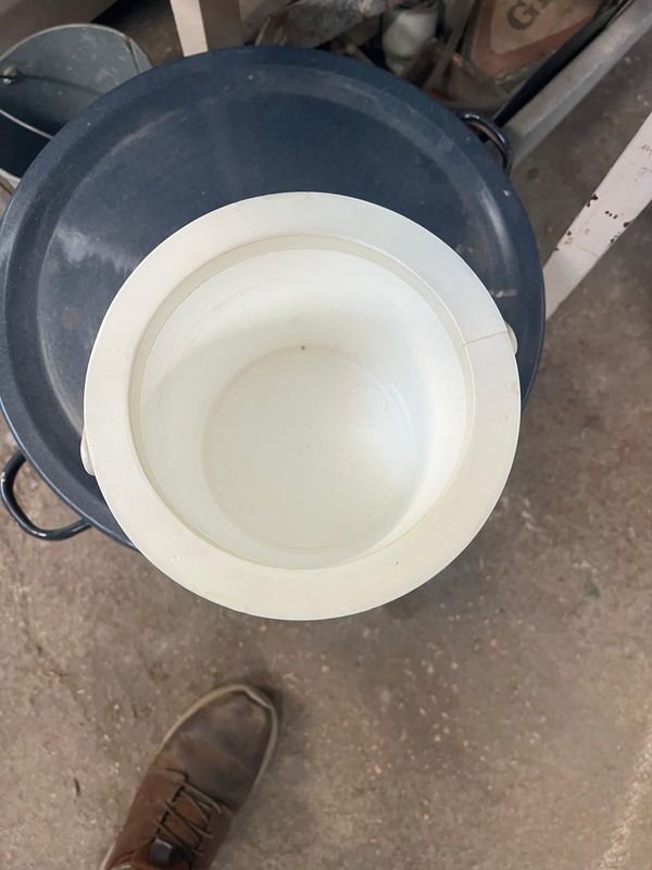 Conservadora Térmica Cilíndrica Roja y Blanca de Plástico