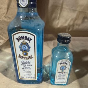 Botellas de Gin Bombay Sapphire Selladas Originales - imagen 2
