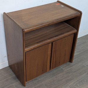 Lote siguiente: Mueble Auxiliar de Madera con Dos Puertas y Estante